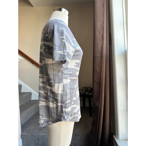 Camo t-shirt, size medium - Picture 3 of 6
